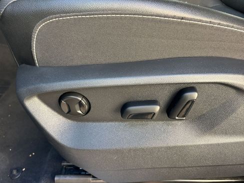 Used 2025 Volkswagen Atlas SE image 24