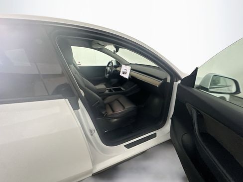 Used 2022 Tesla Model Y Long Range image 31