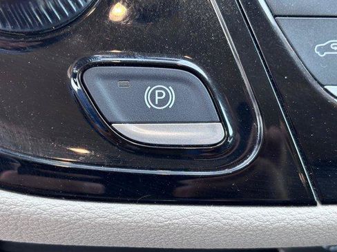 Used 2024 Chrysler Pacifica Limited FWD image 30