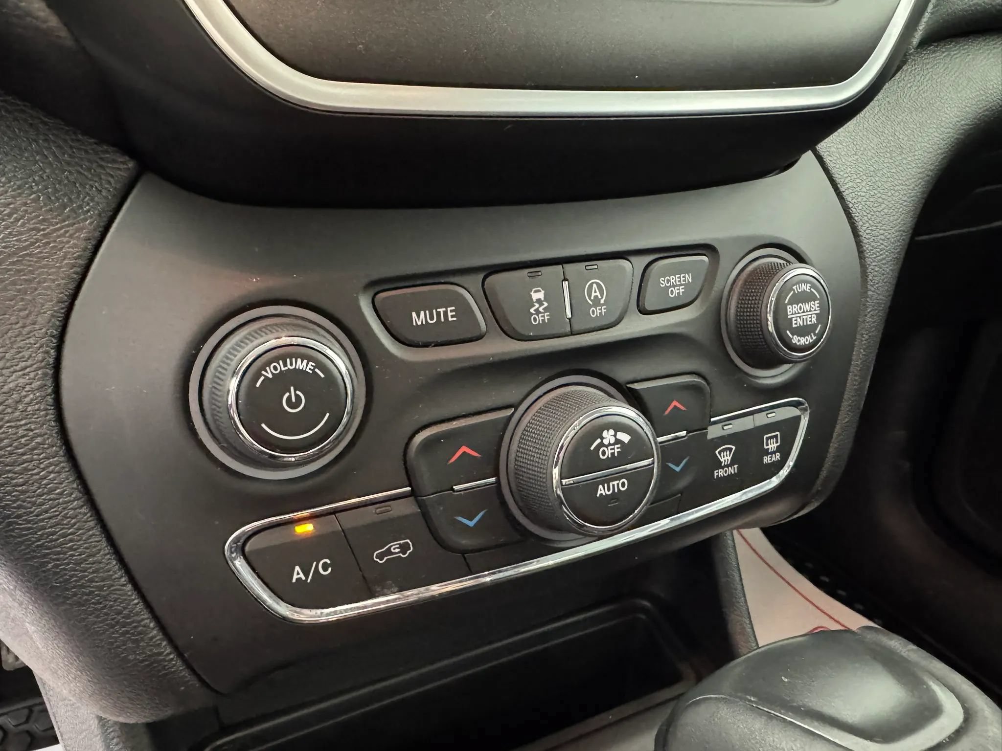 Used 2019 Jeep Cherokee Trailhawk w/ Cold Weather Group AWD/4WD image 21
