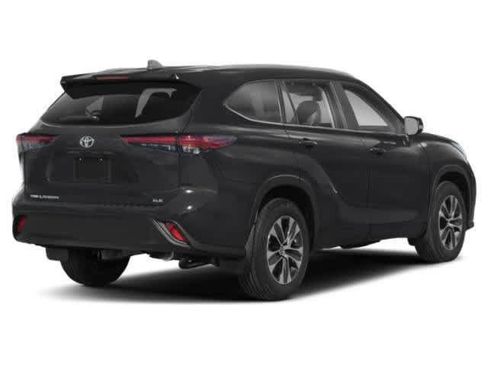 Used 2023 Toyota Highlander XLE FWD image 2