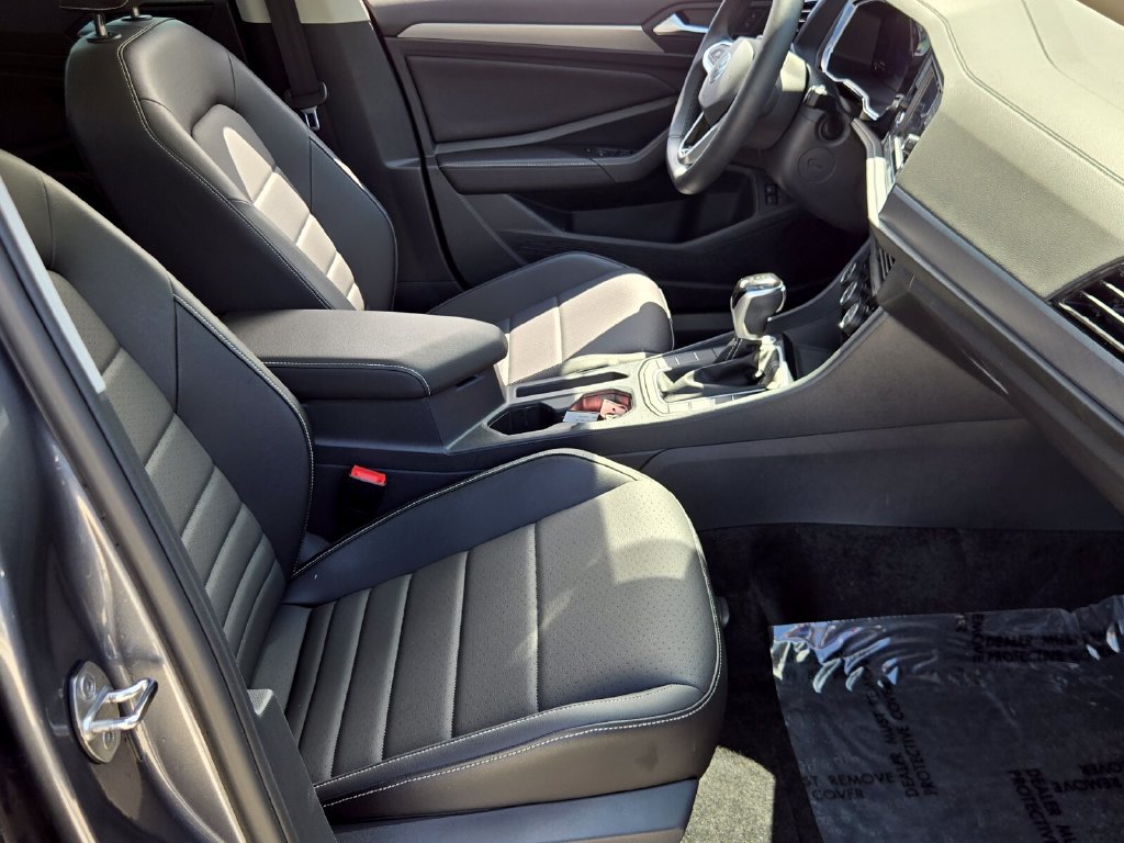Certified 2024 Volkswagen Jetta SE w/ Panoramic Sunroof Package FWD image 17