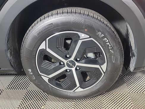 Used 2025 Kia Niro EX image 3