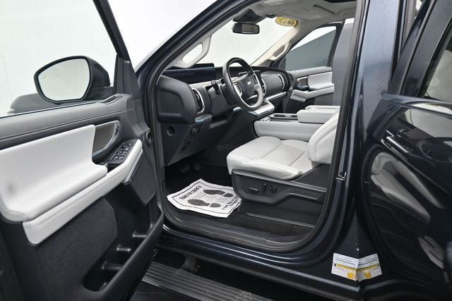 Used 2025 Ford Expedition Platinum w/ Driver's Package AWD/4WD image 18
