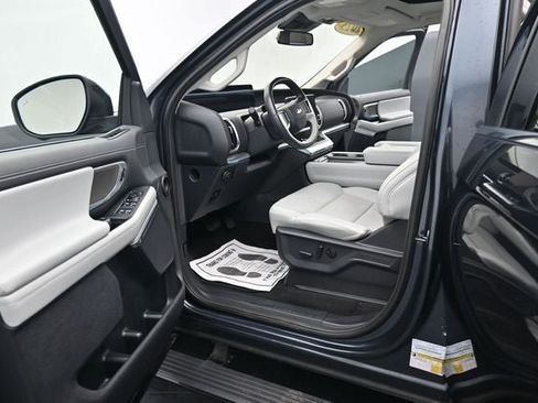 Used 2025 Ford Expedition Platinum w/ Driver's Package AWD/4WD image 18