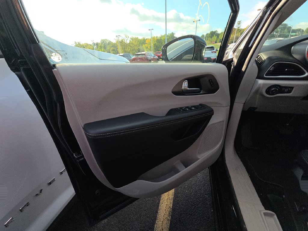 Used 2024 Chrysler Pacifica Touring-L FWD image 7