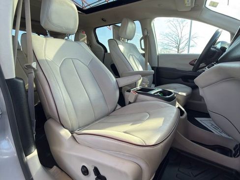 Used 2017 Chrysler Pacifica Limited image 45