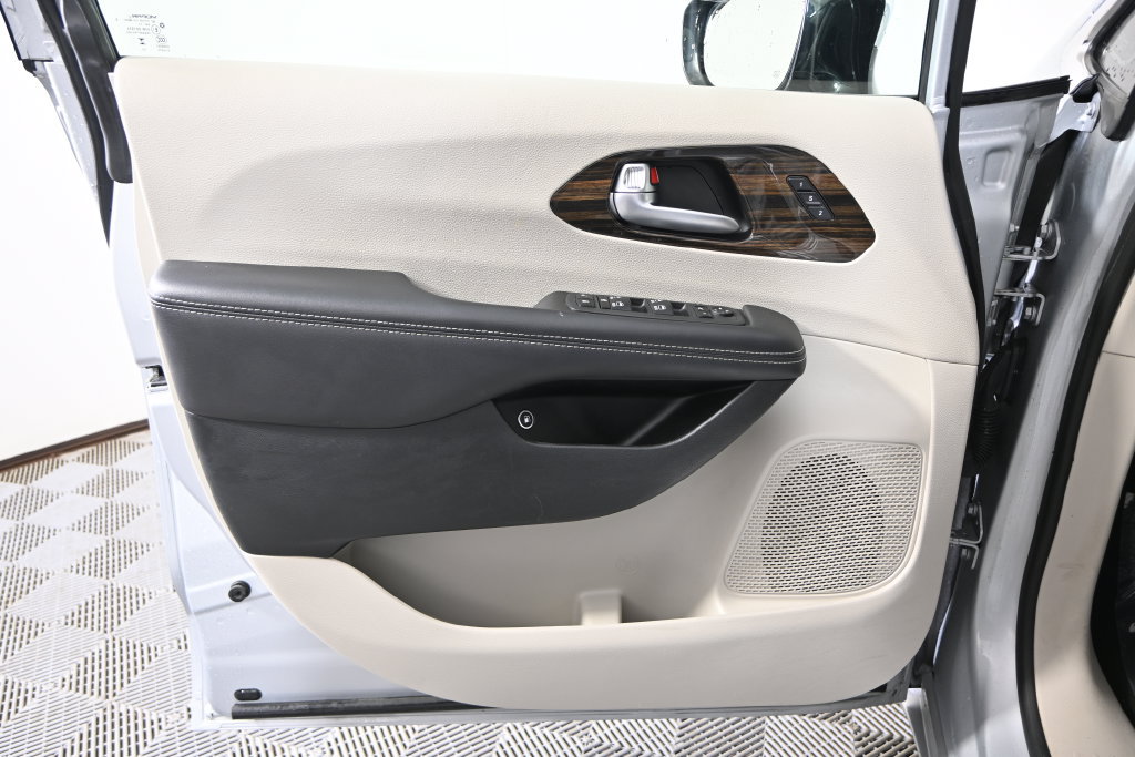 Used 2023 Chrysler Pacifica Limited FWD image 19
