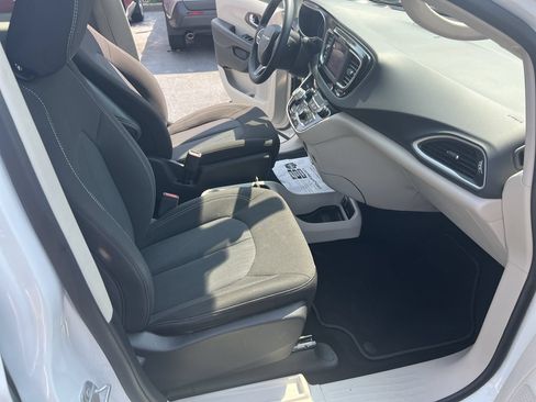 Used 2022 Chrysler Voyager LX FWD image 35