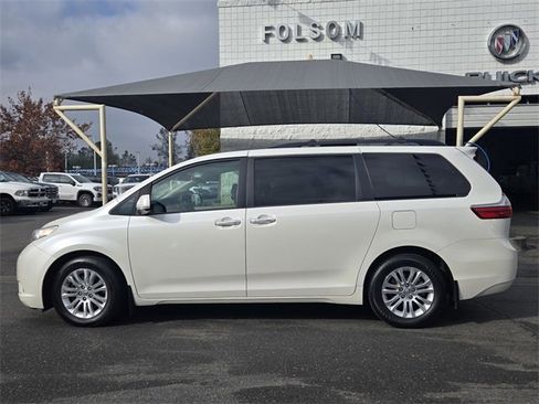 Used 2017 Toyota Sienna XLE image 7