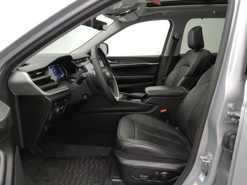 Used 2023 Jeep Grand Cherokee 4WD 4xe w/ Luxury Tech Group II image 17