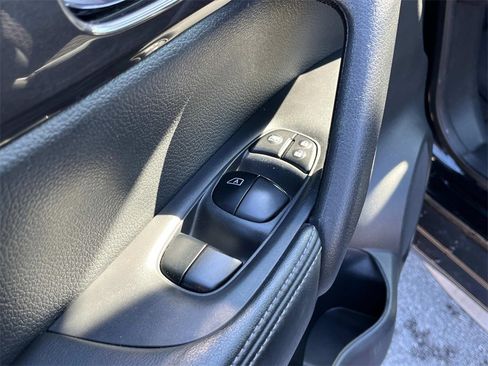 Used 2018 Nissan Rogue S image 27