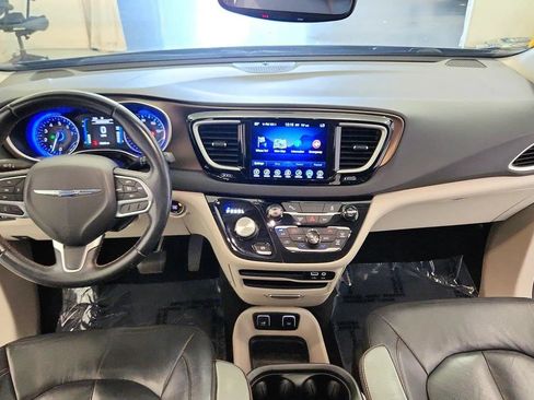 Used 2017 Chrysler Pacifica Touring-L FWD image 27