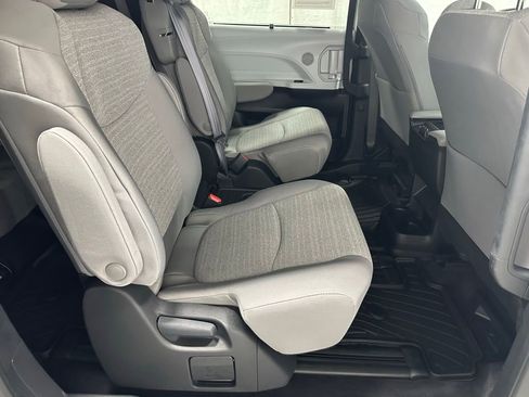 Used 2025 Toyota Sienna LE FWD image 57