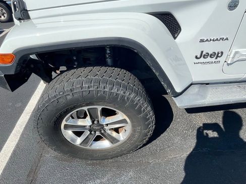 Used 2019 Jeep Wrangler Unlimited Sahara AWD/4WD image 4