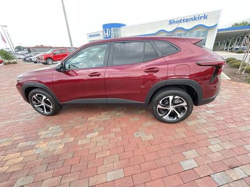 Used 2024 Chevrolet Trax RS FWD image 32