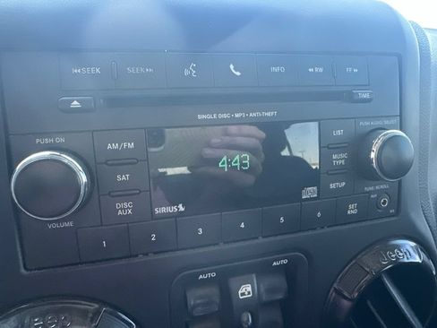Used 2017 Jeep Wrangler Unlimited Sahara AWD/4WD image 12