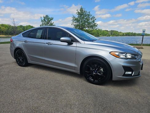 Used 2020 Ford Fusion SE w/ Equipment Group 151A FWD image 3