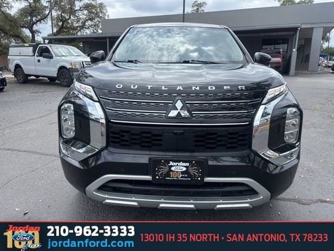 Used 2023 Mitsubishi Outlander SE image 2