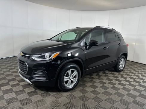 Used 2022 Chevrolet Trax LT w/ LT Convenience Package image 7