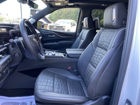 Used 2024 Cadillac Escalade V w/ LPO, ONYX Package image 16