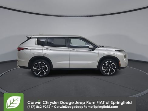 Used 2024 Mitsubishi Outlander SE image 17