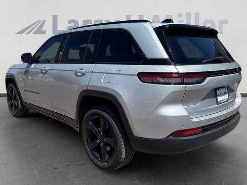 Used 2024 Jeep Grand Cherokee Altitude AWD/4WD image 2