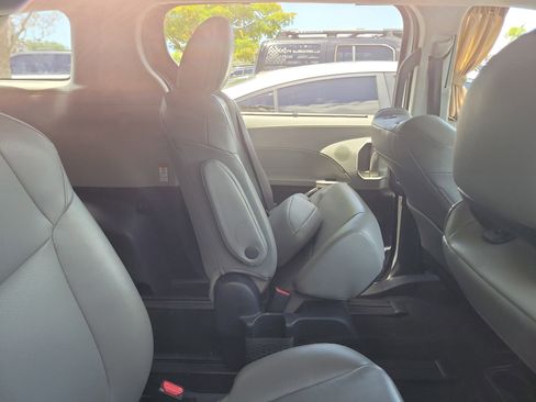 Used 2022 Toyota Sienna XLE w/ XLE Plus Package FWD image 10