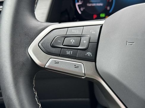 Used 2024 Volkswagen Atlas Cross Sport SE FWD image 35