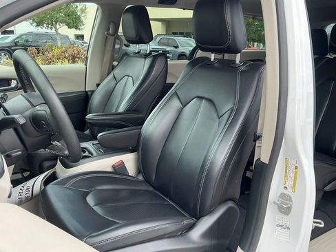 Used 2023 Chrysler Pacifica Touring-L image 23