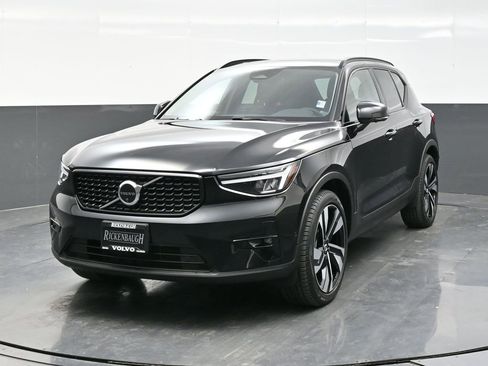 Used 2024 Volvo XC40 B5 Plus image 2