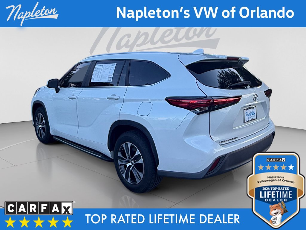 Used 2023 Toyota Highlander XLE FWD image 3