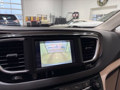 Used 2021 Chrysler Voyager Lxi image 11