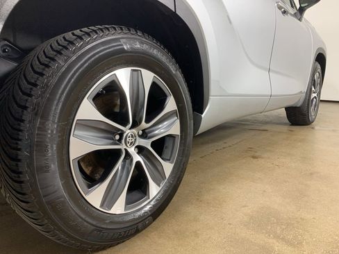 Used 2022 Toyota Highlander XLE image 9