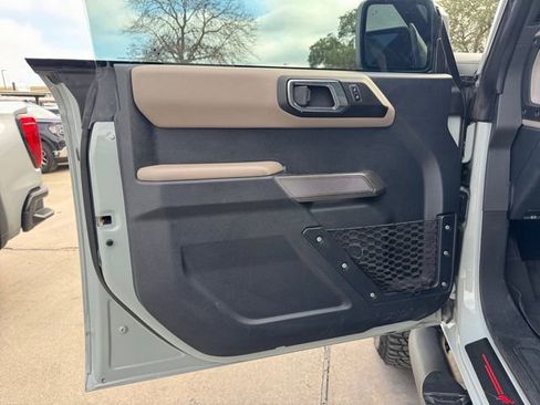 Used 2023 Ford Bronco Wildtrak image 4