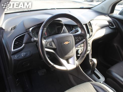 Used 2019 Chevrolet Trax LT w/ LT Convenience Package image 12