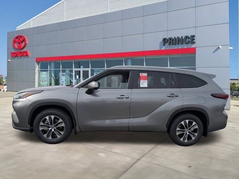 New 2026 Toyota Highlander XLE image 7