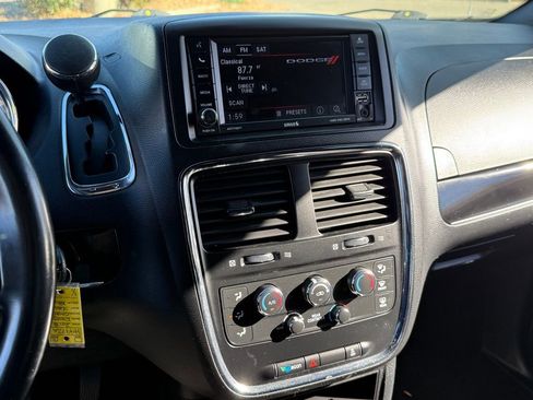 Used 2018 Dodge Grand Caravan SE image 24