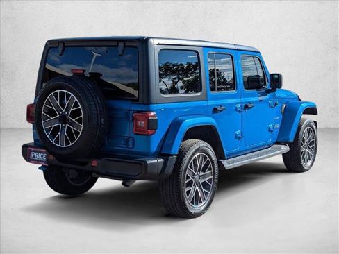 Used 2023 Jeep Wrangler Unlimited Sahara w/ Cold Weather Group AWD/4WD image 5