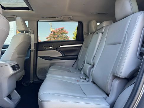 Used 2017 Toyota Highlander XLE FWD image 19