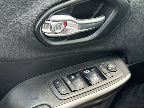 Used 2019 Jeep Cherokee Latitude Plus w/ Cold Weather Group AWD/4WD image 22