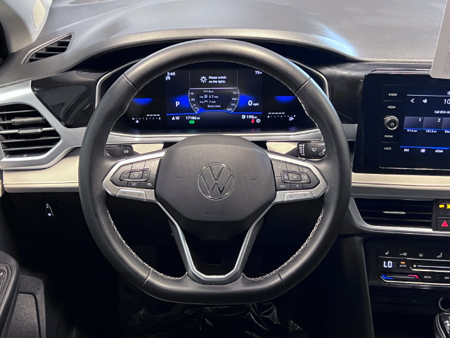 Certified 2025 Volkswagen Taos SE FWD image 19