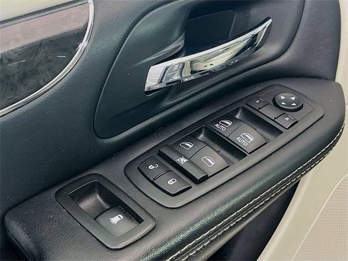Used 2016 Chrysler Town & Country Touring-L image 16