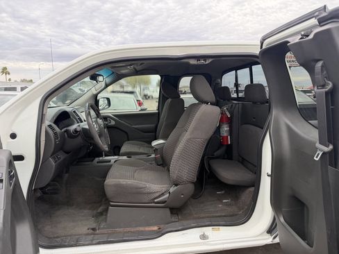 Used 2018 Nissan Frontier SV image 17