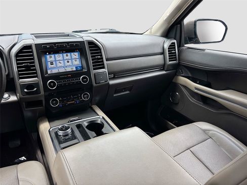 Used 2018 Ford Expedition XLT w/ Equipment Group 202A RWD image 22