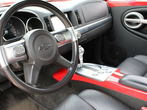 Used 2004 Chevrolet SSR w/ Preferred Equipment Group RWD image 9
