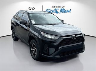 Used 2021 Toyota RAV4 LE image 1