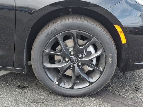 New 2026 Chrysler Pacifica Limited image 5