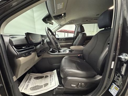 Used 2025 Kia Carnival image 24