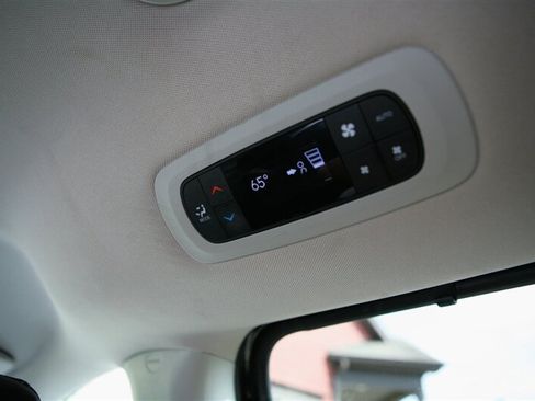 Used 2023 Chrysler Pacifica Touring-L FWD image 21